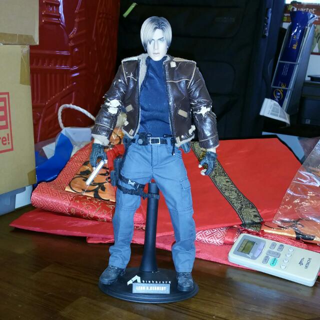 Hot Toys Resident Evil 4 Leon S Kennedy, Hobbies & Toys, Toys & Games