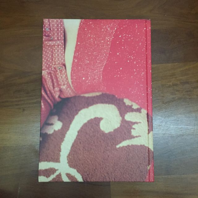 taylor swift RED photobook!!, Hobbies & Toys, Memorabilia