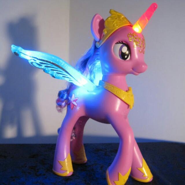 Светящихся пони. Принцесса Твайлайт Спаркл игрушка интерактивная. Принцесса Твайлайт Спаркл игрушка. Hasbro my little Pony a3868 принцесса Твайлайт Спаркл. Интерактивная игрушка my little Pony «Твайлайт Спаркл».