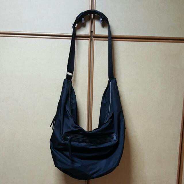 LULULEMON RESOLUTION HOBO BAG Men s Fashion Activewear on Carousell
