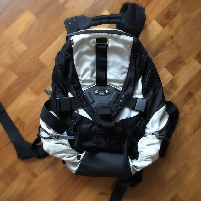 Oakley Icon 2.0 Backpack Used White Rare Men s Fashion