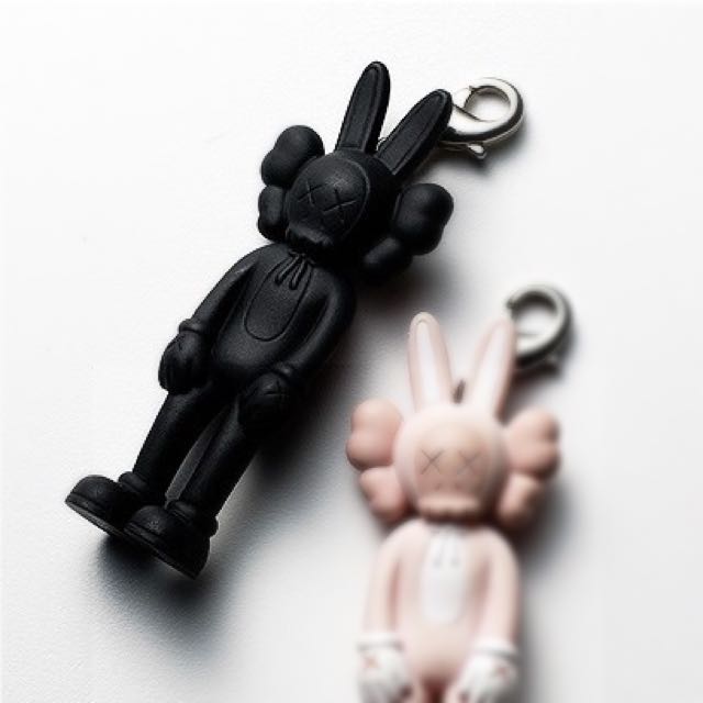 KAWS ACCOMPLICE はずかしく KEYHOLDER