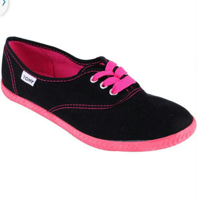 Nice takkies shop