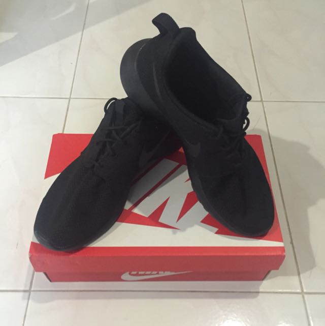 roshe one triple black