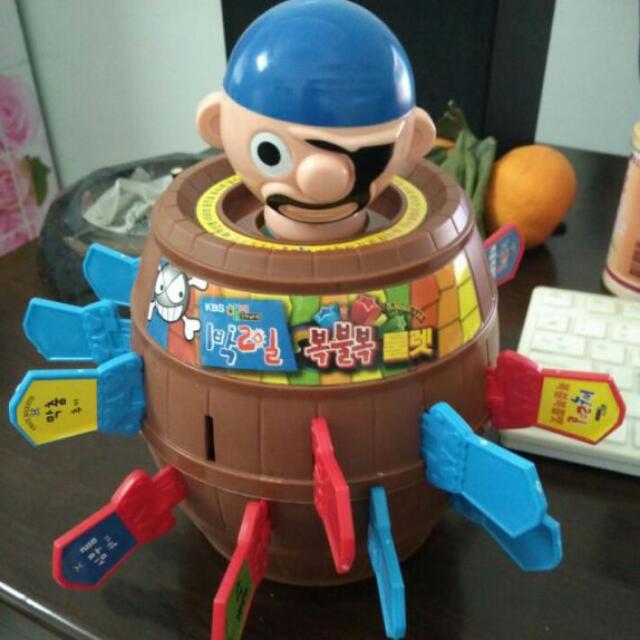 Running man pirate pop up game store
