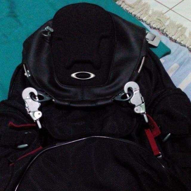 Tas Oakley Bathroom Sink Fesyen Pria Di Carousell