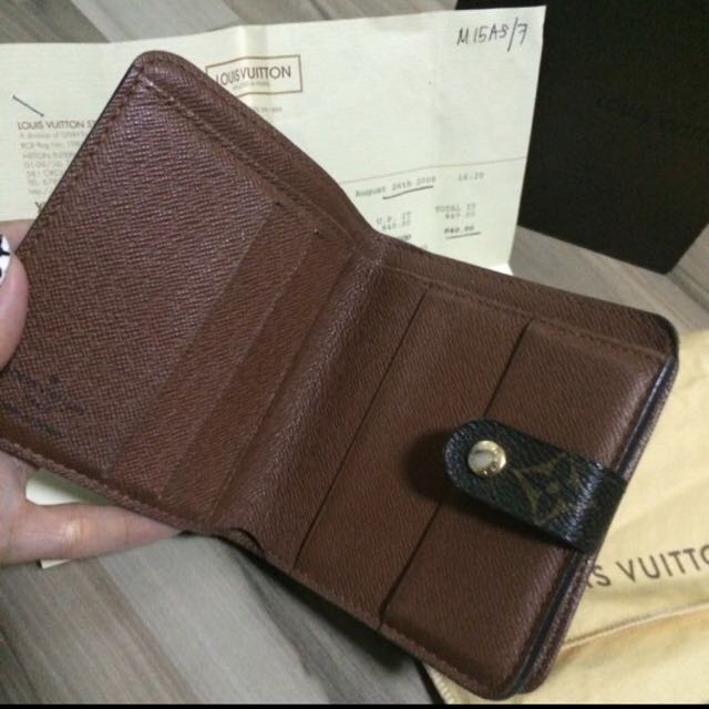 LV Wallet (Category: Bags & Wallets) located in Singapore. Submitted by queensss (Listing ID 44084521, Image 3). Description: .