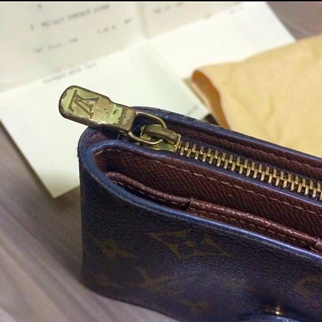 LV Wallet (Category: Bags & Wallets) located in Singapore. Submitted by queensss (Listing ID 44084521, Image 2). Description: .