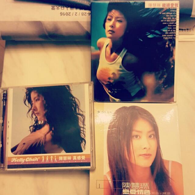 Second hand CD （分類：音樂與媒體 - CD 及 DVD）位於 Hong Kong。 由 lamkip 提交（商品編號 44798449，圖片 1）。簡介： Kelly Chen Joey Yung 陳慧琳 容祖兒 可面交，時間地點可議 郵費買家自付。