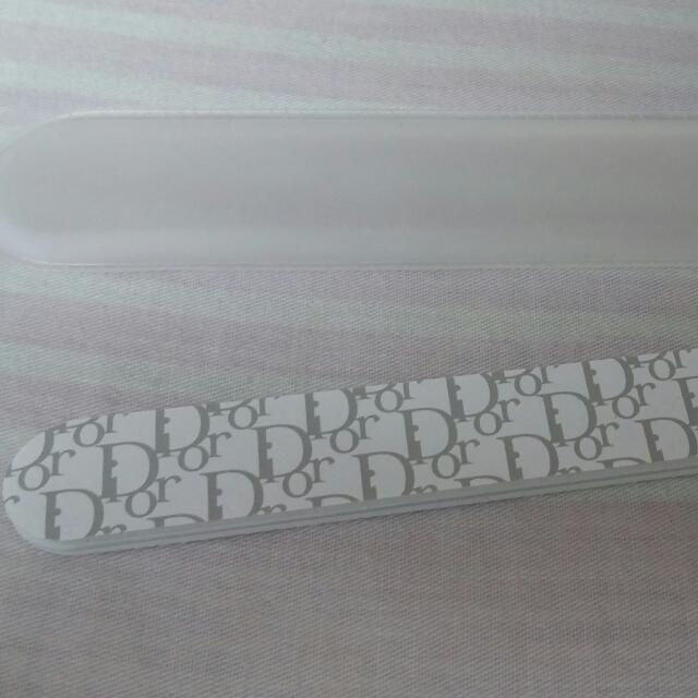 Dior Nail Buffer （分類：健康及美容 - 香水＆香體噴霧）位於 Hong Kong。 由 colletor 提交（商品編號 45575448，圖片 1）。簡介： 。