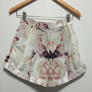 FINDERS KEEPERS Floral Shorts Size XS