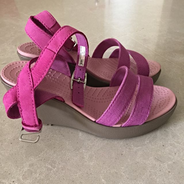 crocs women's leigh wedge sandal