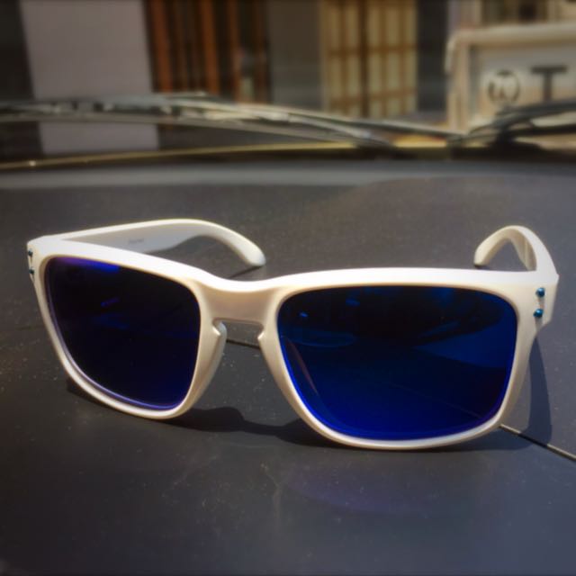 white colour goggles