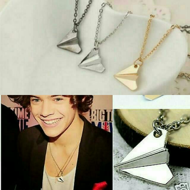 Taylor Swift dangles Harry Styles' paper airplane necklace in