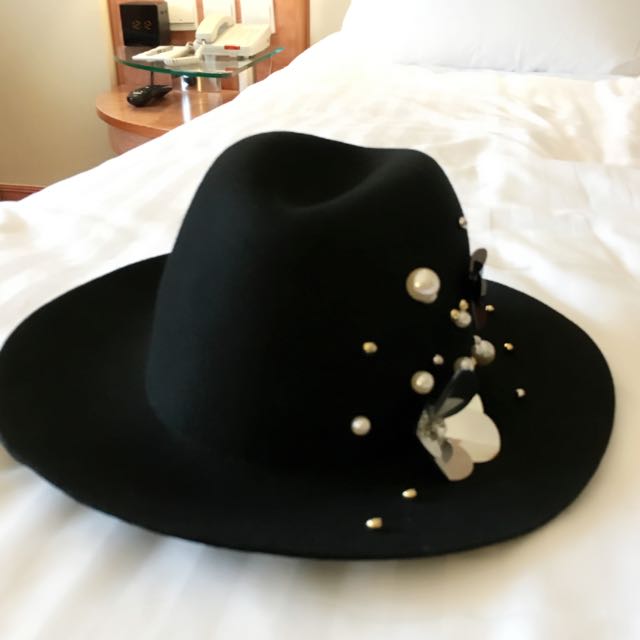 Hat (Category: Hats & Beanies) located in Singapore. Submitted by kyokuno (Listing ID 47416739, Image 2). Description: .