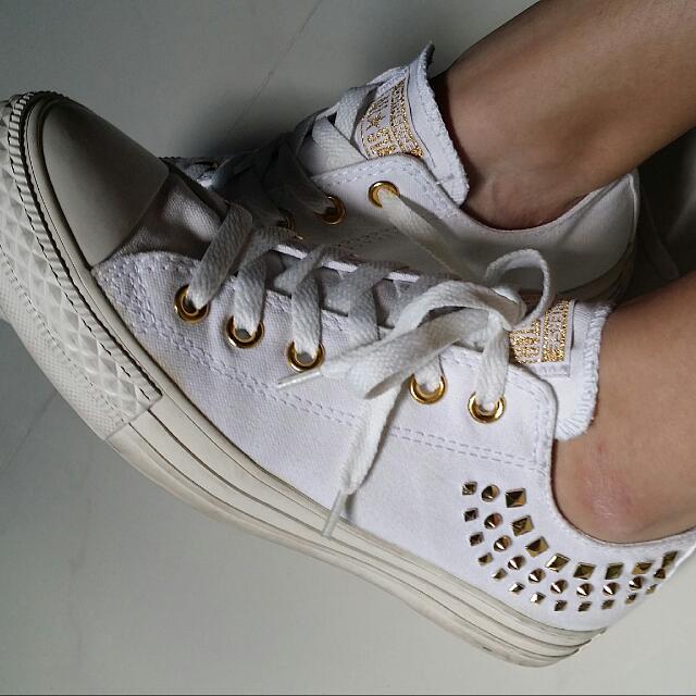 White converse top with gold studs