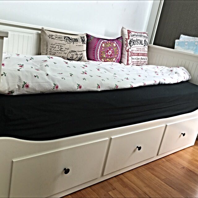 IKEA Hemnes Daybed Including mattress, Mattress Protector, Sheets And