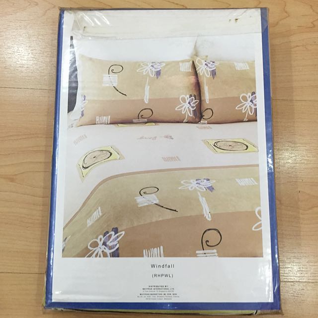 SINGLE Bedsheet set (Category: Bedding & Towels) located in Singapore. Submitted by geniethefoodie (Listing ID 47684181, Image 1). Description: Comprises of One Fitted Sheet, one Pillow Case & One Bolster Case 91 x 191cm (36 x 75in) 235 Threadcount/10cm2 Easy Care Polycotton Guaranteed Colour Fastness Quality Assured.