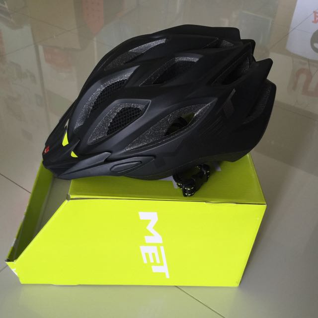Met Crossover Helmet Matt Black, Sports Equipment, Bicycles & Parts