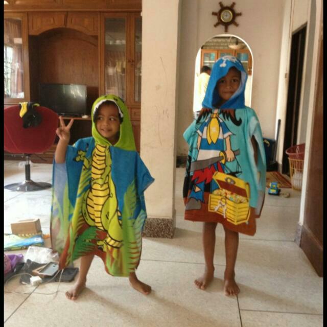 Cute Children s Hooded Towel Mantle Bath Towel Printed Hoodie Towel Cloak Beach Towels for Kids Babies Kids Babies Kids Fashion on Carousell