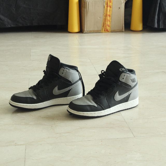 jordan 1s size 5.5 y