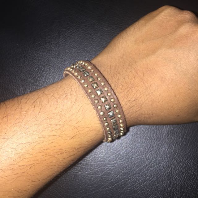 Bracelets (Category: Jewelry) located in Singapore. Submitted by eman.bragass (Listing ID 48212966, Image 3). Description: .