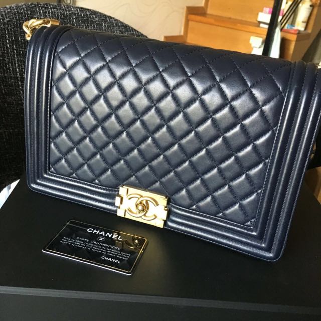 Chanel Boy flap bag grey New Medium Leather ref.78742 - Joli Closet