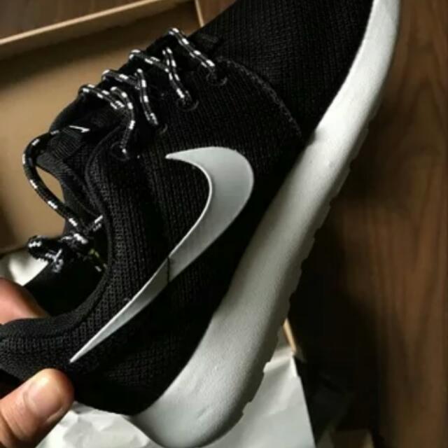 nike roshe black white