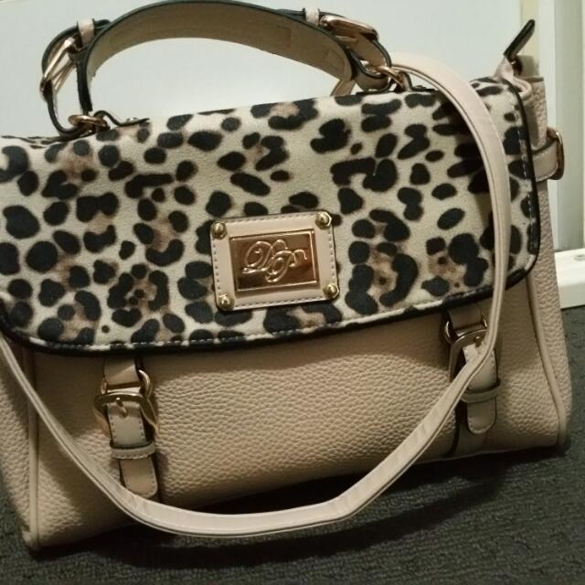 Dorothy Perkins Cross Body Bag Women s Fashion Bags Wallets Cross body Bags on Carousell