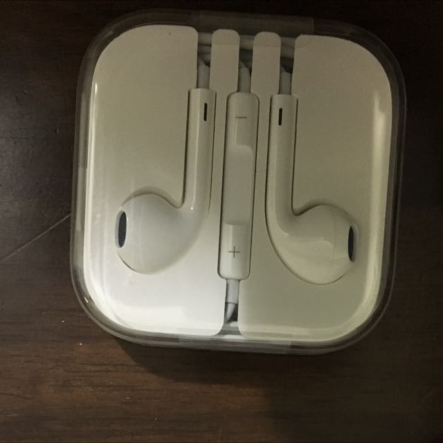 iPhone Earpiece & Socket (Category: Cables & Adaptors) located in Singapore. Submitted by hysterigal (Listing ID 48573759, Image 2). Description: .