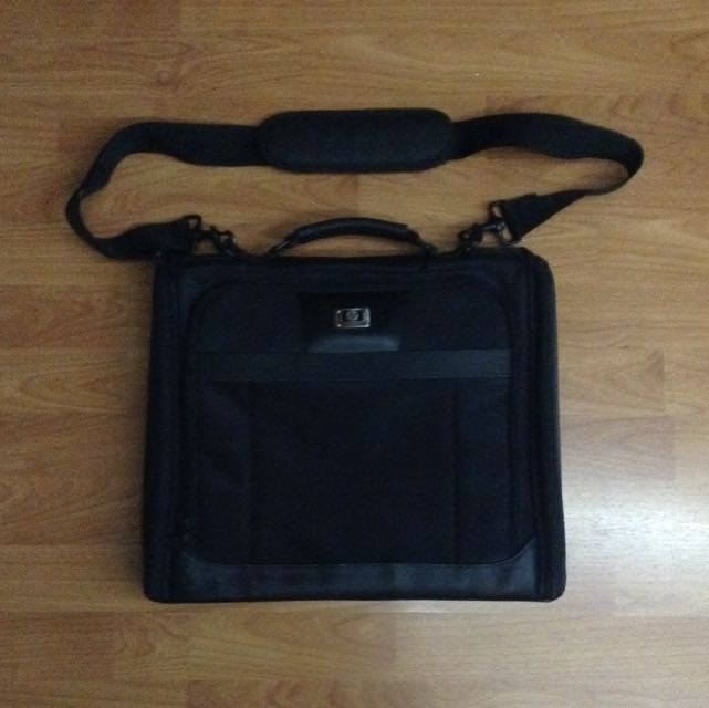 HP Computer Bag (Category: Networking) located in Singapore. Submitted by crystal123 (Listing ID 48864692, Image 1). Description: .