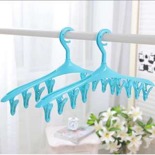 Hangers with pegs (x2)