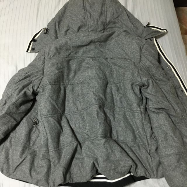 Winter Jacket (Category: Coats, Jackets and Outerwear) located in Singapore. Submitted by cannonball0608 (Listing ID 50336816, Image 3). Description: Small size. Fits 165cm to 170cm Deal Jurong east or by post. Can do DBS pay lah. Lelong price, sorry folks if I'm not responding to your queries as it's a straightforward offer. - Collection Jurong East Mrt Station. Saturdays 11am only. - alternatively add $5 for registered mail. Accept DBS pay lah 
