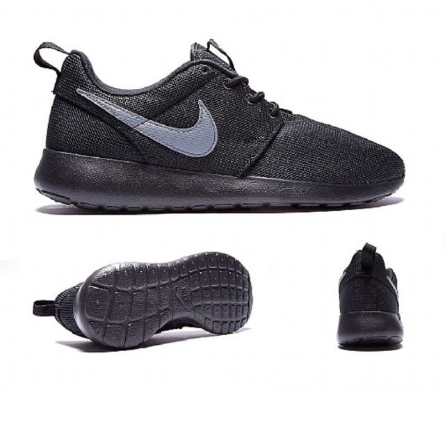 nike roshe run black trainers