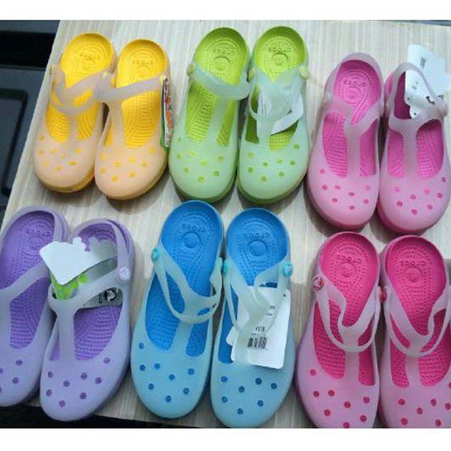 w9 crocs