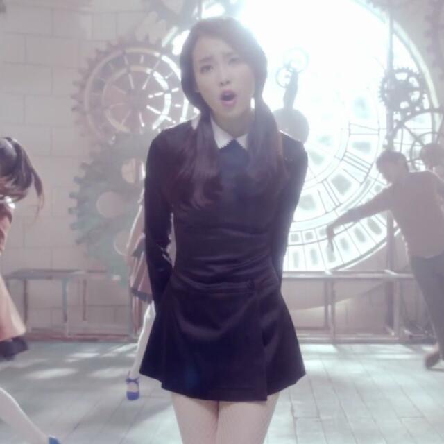 Iu You I White Peter Pan Collared Black Bodycon Dress Women S Fashion On Carousell