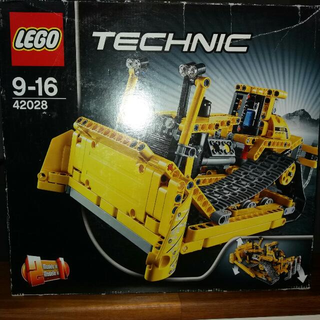 Lego Technic Bulldozer Set  BN, Hobbies & Toys, Toys & Games