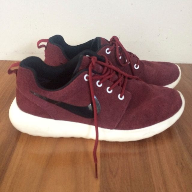 nike roshe run burgundy