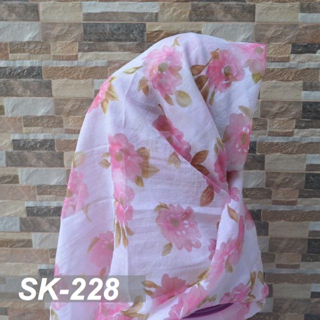 Kerudung Segi Empat Motif Bunga Jilbab Hijab Di Carousell