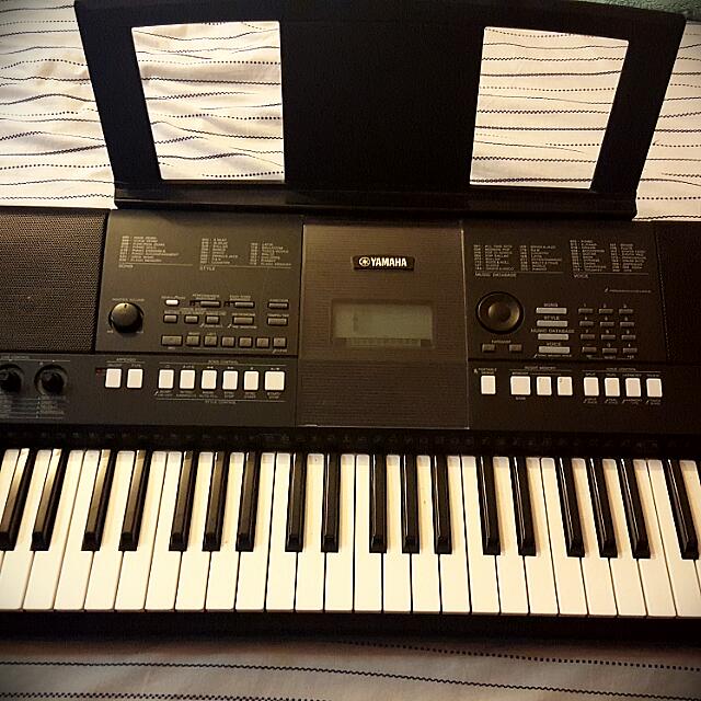 Yamaha PSR E423 Keyboard, Hobbies & Toys, Music & Media, Musical