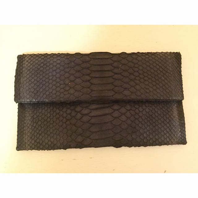 (Dark) Navy python clutch （分類：手袋及銀包）位於 Hong Kong。 由 red.mini 提交（商品編號 51500410，圖片 1）。簡介： - (dark) Navy python clutch - 10.5" x 6"。