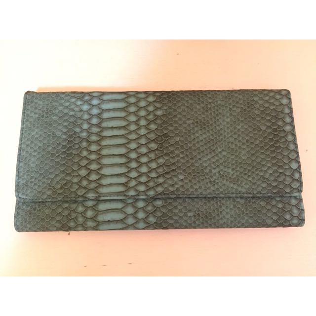 Green/blue Python Clutch （分類：手袋及銀包）位於 Hong Kong。 由 red.mini 提交（商品編號 51500967，圖片 1）。簡介： - Green/blue python clutch - 10.5" x 6"。