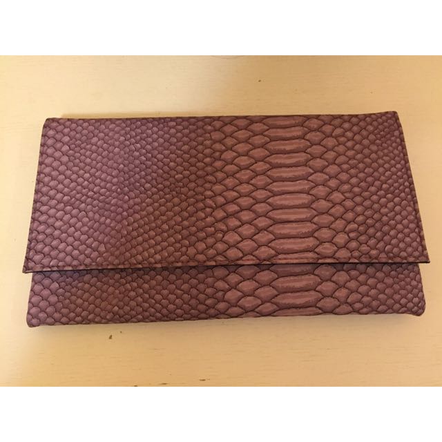 Light Purple Python Clutch （分類：手袋及銀包）位於 Hong Kong。 由 red.mini 提交（商品編號 51501418，圖片 1）。簡介： - Light purple python clutch - 10.5" x 6"。