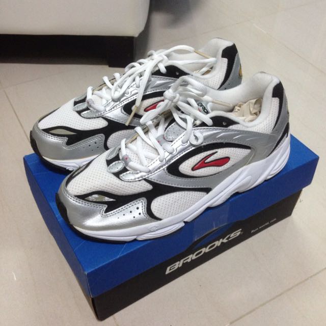brooks sneakers for flat feet