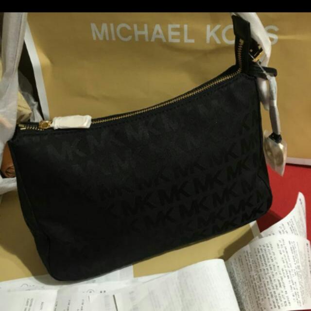 Michael Kors Selma Mini Messenger Leather Crossbody Bag Black, Women's  Fashion, Bags & Wallets, Cross-body Bags on Carousell