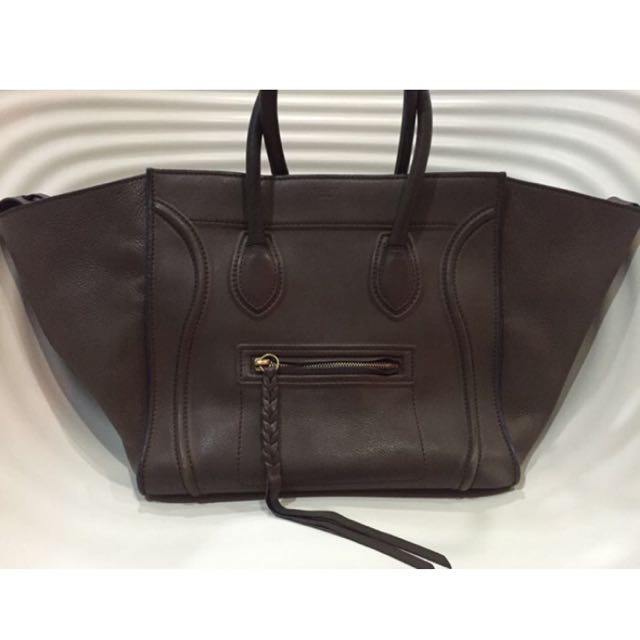 Celine Phantom (Category: Bags & Wallets) located in Singapore. Submitted by unicornblood12 (Listing ID 52497749, Image 2). Description: Every woman needs at least a Celine in their life. Exterior: -Calfskin leather body -Double top handles -1 zipper pocket -4 protective metal feet -Designer lettering Interior -Suede lining -1 zipper pocket Colour: Khaki Cobalt Blue trim Material: Calfskin Leather Measurement: Length (at base) 30cm; Width 24.5cm;