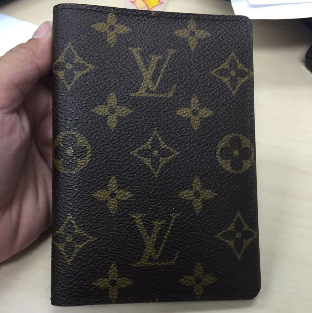 hensigt Tilskynde Strømcelle Louis Vuitton Passport Holder, Luxury on Carousell