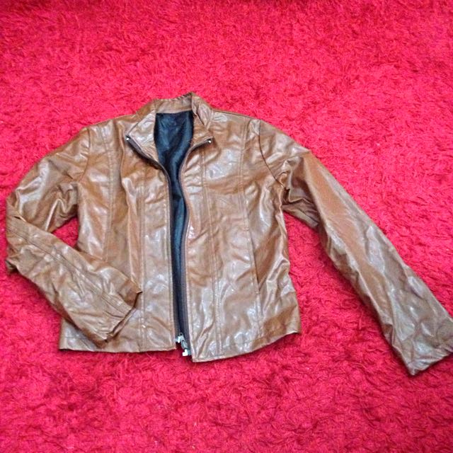 Polyester Turtle Neck Jacket (Category: Sleeveless) located in Kota Bharu. Submitted by fabulous2u (Listing ID 53172638, Image 1). Description: Size S fit to M Colour Brown Lining inner RM 3 sm / RM 5 ss for registered post RM7 sm / RM10 ss for poslaju West Malaysia: 9 East Malaysia: 12.