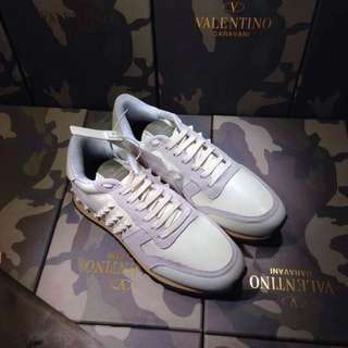 ♥️♥️♥️Valentino Garavani Rockrunner 系列迷彩面料拼接納帕牛皮運動鞋。 橡膠鞋底點綴鉚釘細節。 全牛皮牛皮，🌹🌹🌹白色桃心情侶款35-44 偏大一碼🌹🌹🌹，3200」l