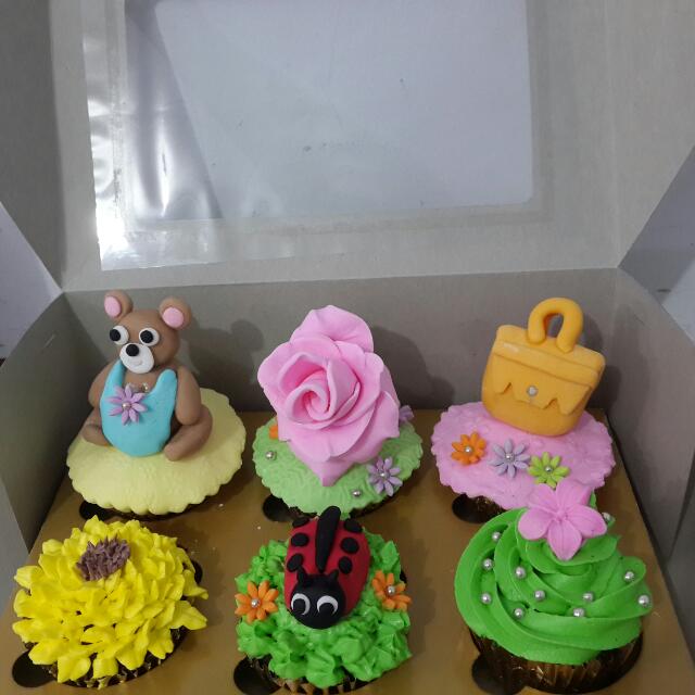 Customed Cupcakes Bisa Request Karakter Food Drinks On Carousell